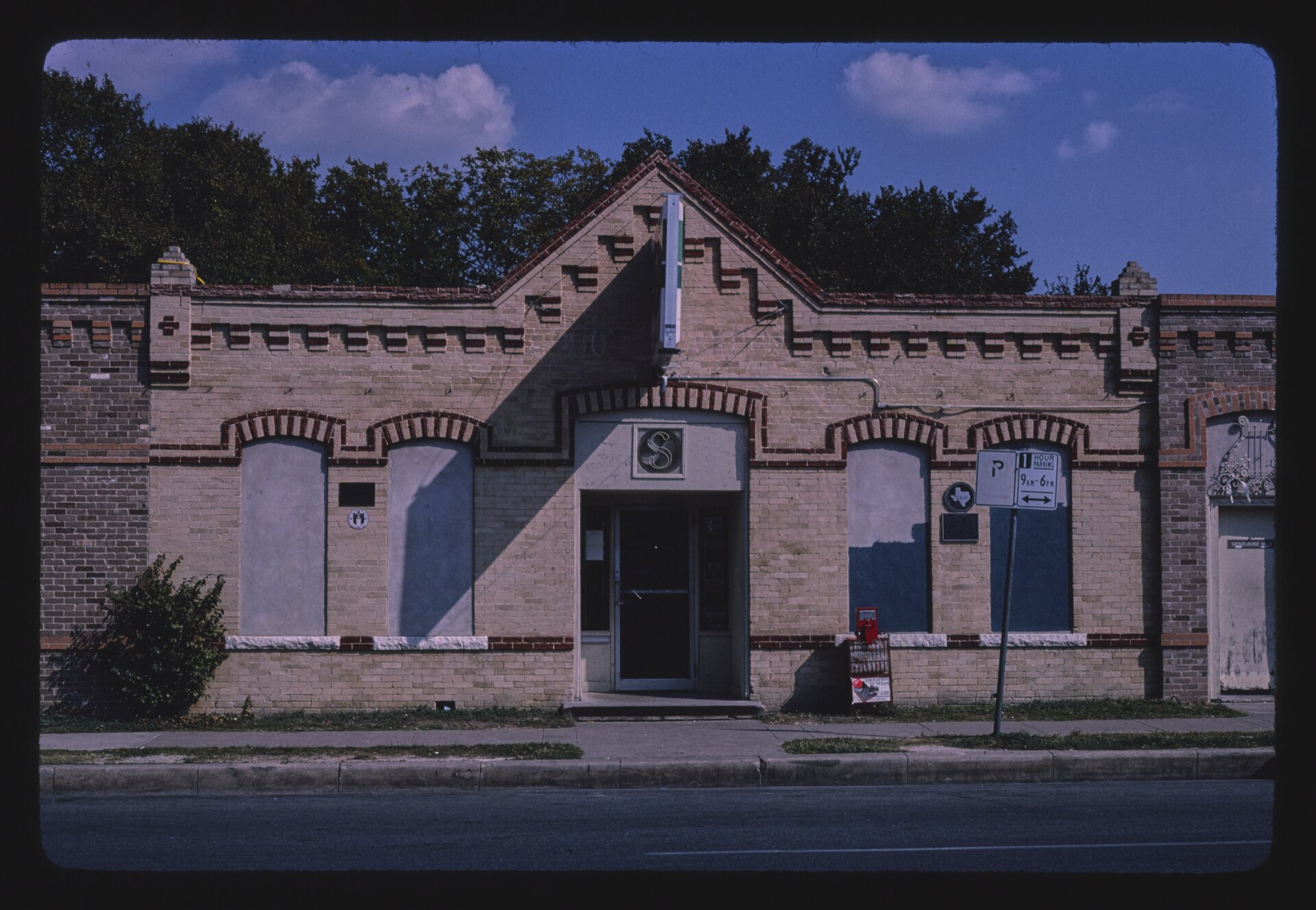 Title: Beer garden, Austin, TexasPhysical description: 1 photograph&nbsp;: color transparency&nbsp;; 35 mm (slide format).Notes: Forms part of: John Margolies Roadside America photograph archive (1972-2008).; Margolies category: Food.; General information about the John Margolies Roadside America photograph archive is available at http://hdl.loc.gov/loc.pnp/pp.mrg; Credit line: John Margolies Roadside America photograph archive (1972-2008), Library of Congress, Prints and Photographs Division.; Title, date and keywords based on information provided by the photographer.; Purchase; John Margolies 2015 (DLC/PP-2015:142).
